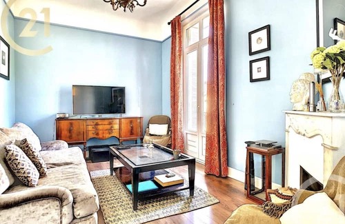 Cannes City Centre Apartamento | Stunning spacious 3 bed apartment with Juliette balcony. 5 min walk from Palais