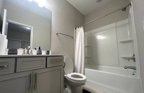 East Raleigh Casa | Beautiful home 7 min from Downtown, 10 min from PNC Arena, and 18 min from RDU.