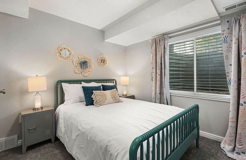 Farmington Casa | Large Serene Farmington Retreat, Close to Lagoon, SLC, Park City & 8 Ski Resorts