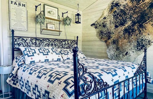 Joseph Cabaña | Camp-themed dog-friendly cabin with mountain views, firepit, & river access