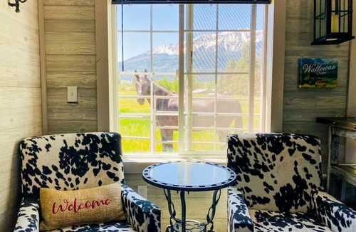 Joseph Cabaña | Camp-themed dog-friendly cabin with mountain views, firepit, & river access