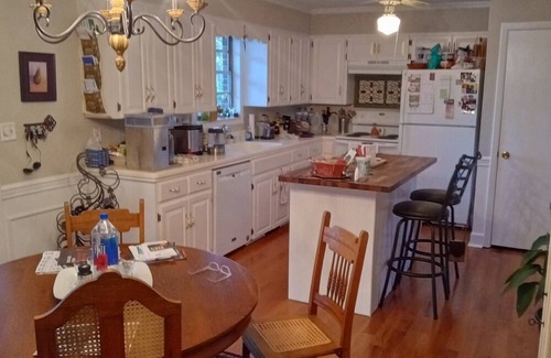 Cleveland Casa | No Cleaning Fee!! 1966 split Level 4BR charmer!!
