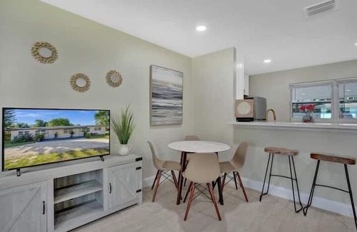 Central Oakland Park Apartamento | 2 Bedroom 825955 by Houzlet