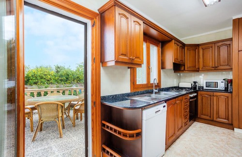 Urbanizacion S'Estanyol Casa | Holiday Home 'Ca N' Auba' with Private Terrace, Wi-Fi and Air Conditioning