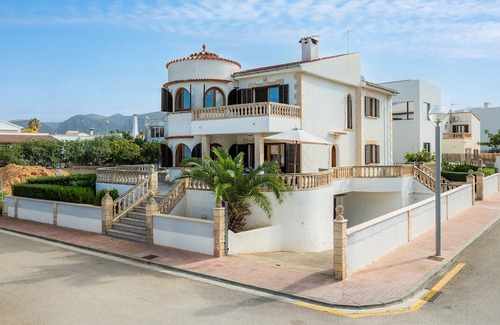 Urbanizacion S'Estanyol Casa | Holiday Home 'Ca N' Auba' with Private Terrace, Wi-Fi and Air Conditioning