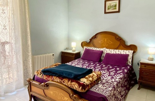 Tarragona Casa | Big room for a couple and a friend in the city center in front of Tarraco Arena.