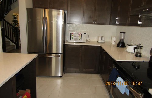 Ottawa Division Casa | New Modern & Classy 4BD/3.5 Bath Townhome|SelfCheck-In+Parking & Kitchen-Kanata