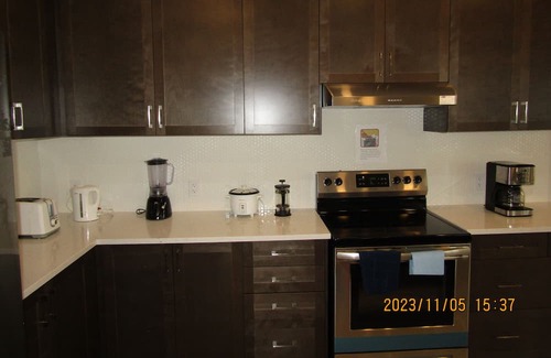 Ottawa Division Casa | New Modern & Classy 4BD/3.5 Bath Townhome|SelfCheck-In+Parking & Kitchen-Kanata