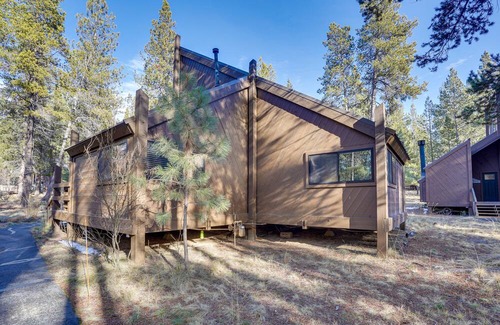 Overlook Park Cabina | Inviting Sunriver Cabin w/ Resort Amenities!