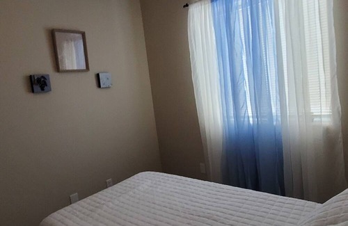 Bakersfield Casa | Cute home that is 6 miles away from KMC and close to other shopping centers