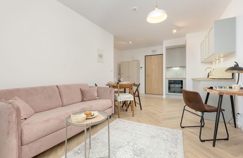 Wlochy Apartamento | Modern Apartment With Balcony by Renters