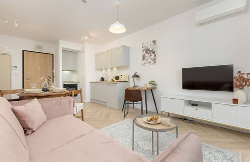 Wlochy Apartamento | Modern Apartment With Balcony by Renters