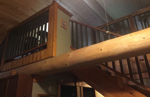 Sunshine Valley Cabina | Welcome to Serenity! A cozy log cabin in a beautiful area to relax & recharge.