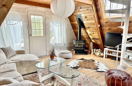 Division No. 10 Cabina | Techni Cabin offers a cozy A-frame blending rustic charm with modern comforts.