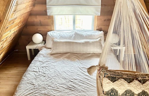 Division No. 10 Cabina | Techni Cabin offers a cozy A-frame blending rustic charm with modern comforts.