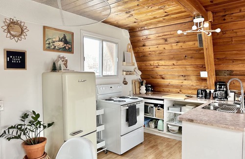Division No. 10 Cabina | Techni Cabin offers a cozy A-frame blending rustic charm with modern comforts.