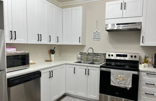 Hawkesbury Apartamento | Convenient 2-level downtown apartment.