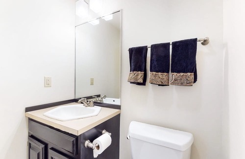 North Bridgton Condominio | Luxurious condo on Long Lake, just steps away from large association beach!