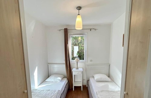 Parentis-en-Born Casa | Chalet 'Cabane Du Lac' with Shared Pool, Private Terrace and Wi-Fi