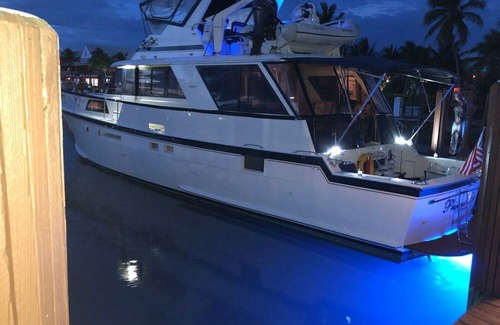 Midtown Alquiler De Eote | 1983 65 foot Hatteras Motor Yacht