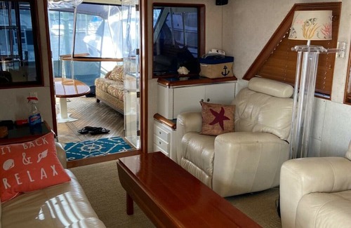 Midtown Alquiler De Eote | 1983 65 foot Hatteras Motor Yacht