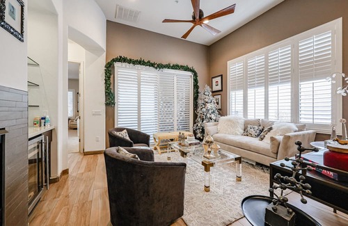 Talon Retreat Casa | Luxury 3br house w/heated pool + gym!