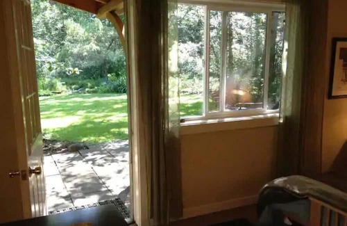 Bellingham Apartamento | Private Pond Cottage at Fragrance Falls