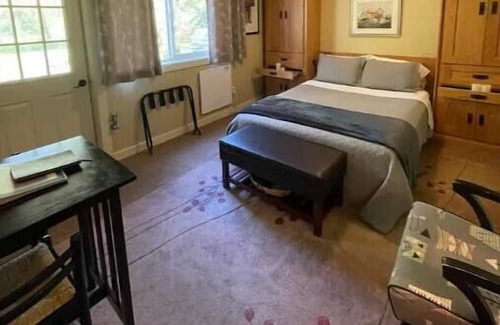 Bellingham Apartamento | Private Pond Cottage at Fragrance Falls