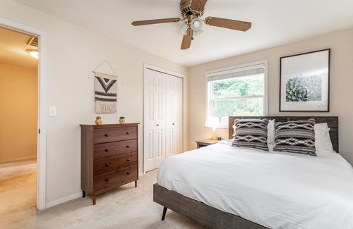 Covington Casa | Sleek Kent 3BR w/ Patio & Garage, nr Botanical Garden, by Blueground