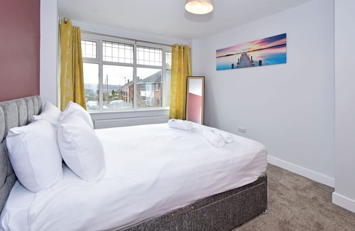 Burslem Casa | Lancaster House: A Charming 3-BR Home in the Heart of Norton Green