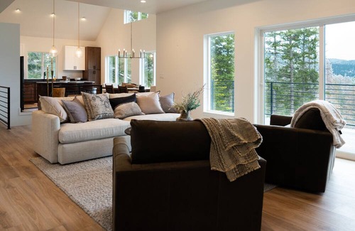 Lakeside Casa | Blacktail Mountain Home w/ Lakeview. Walk to town!