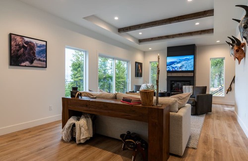 Lakeside Casa | Blacktail Mountain Home w/ Lakeview. Walk to town!