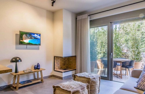 Episkopos Casa | One-Bedroom Suite Garden View