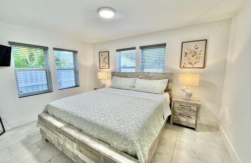 Parkside Apartamento | Relaxation in Hollywood beach getaway, with KING BED!