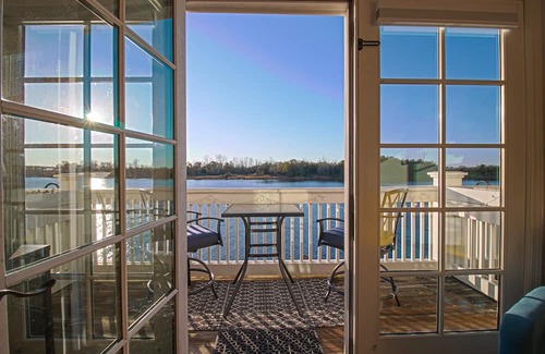 Wilmington Condominio | Escape on the Cape - Riverfront Sunset Views in Downtown Wilmington