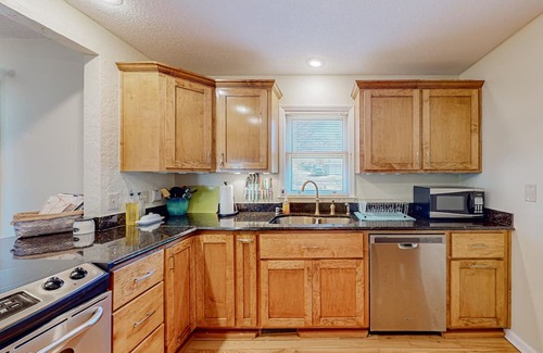 Seneca Casa | Dog-friendly home near Clemson with tree-lined yard, patio & deck
