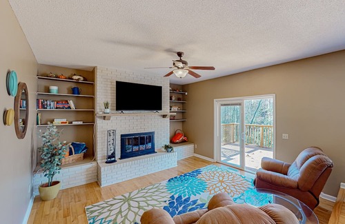 Seneca Casa | Dog-friendly home near Clemson with tree-lined yard, patio & deck