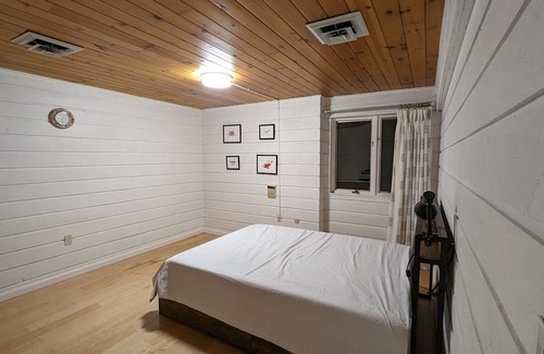 Sharon Casa | Serene Lakefront Pool Home Near Boston and Foxboro Gillette Stadium