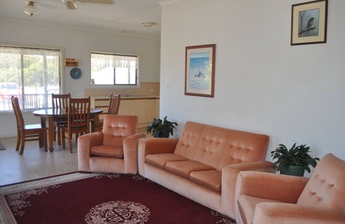 Island Beach Cabaña | Nan's Cottage In bush setting 2 min from beach.