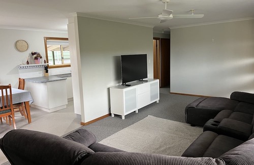 Port Lincoln Casa | Family, Pet Friendly House in central location with enclosed yard.