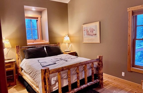 Sandpoint Cabina | Ski in/Ski out cozy log cabin with fireplace on Schweitzer Mountain