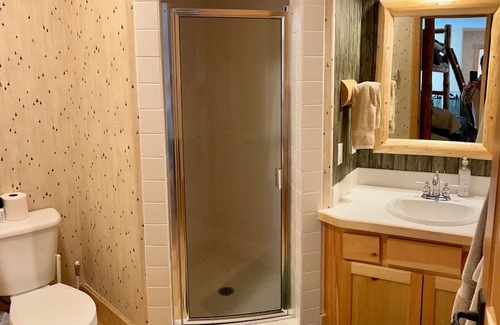 Sandpoint Cabina | Ski in/Ski out cozy log cabin with fireplace on Schweitzer Mountain
