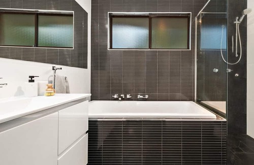 Elermore Vale Casa | Aries Abode - 3 Bedroom Newcastle Boutique Accomodation