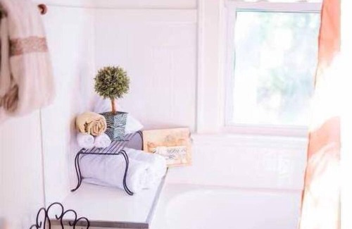 South Euclid Casa | New Lovely Green - Close to everything!