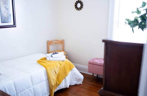 South Euclid Casa | New Lovely Green - Close to everything!