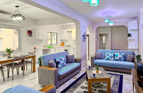 Zeytinlik Apartamento | Sleek Flat w Balcony 3 min to Coast in Kyrenia