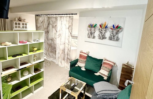 Wolverhampton Apartamento | Luxurious and private. Daily,weekly, monthly and long term bookings accepted.