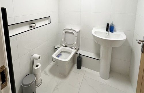 Wolverhampton Apartamento | Luxurious and private. Daily,weekly, monthly and long term bookings accepted.