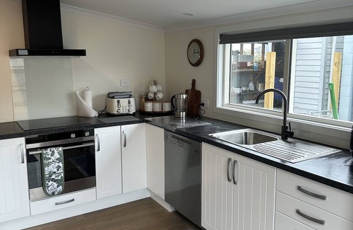 Timaru Casa | Beautifully renovated duck back cottage Close to Bay and town