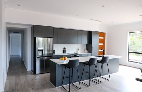 Monash Casa | River access, bush views, newly renovated house, 5 minutes to town.